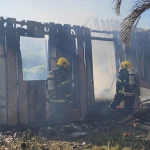 Casa é destruída por incêndio e bombeiros não localizam proprietário