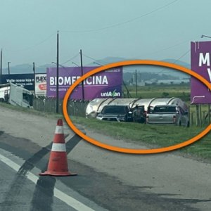 EM TIJUCAS - Carreta sai da pista e tomba às margens da BR-101