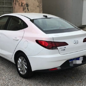 Carro é abandonado em pátio de prédio público de Tijucas