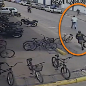 VÍDEO - Jovem tenta furtar whisky e é perseguido por segurança