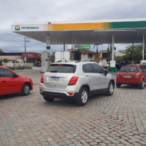 EM TIJUCAS - Postos de combustíveis já registram longas filas