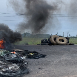 Manifestantes liberam passagem de veículos na SC-410 em Tijucas