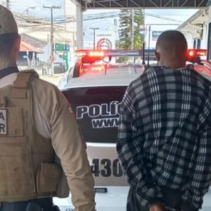 Homem furta agente de saúde em Tijucas, mas é perseguido e preso