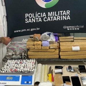 Polícia estoura boca de fumo e apreende quase R$ 90 mil em maconha e cocaína