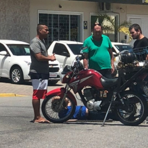 EM TIJUCAS - Motoqueiro fica ferido após colisão em cruzamento