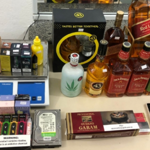 Cigarros eletrônicos e bebidas sem nota são apreendidos em conveniência 
