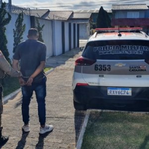 Em Tijucas, traficante de 21 anos é preso com porções de crack e cocaína 