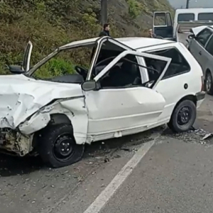 Colisão violenta deixa três pessoas feridas e dois carros destruídos