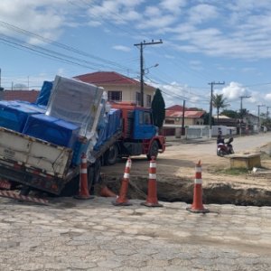 AGORA EM TIJUCAS: Carreta fica presa em buraco de obra no Centro