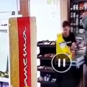 VÍDEO - Assaltante rouba dinheiro e maços de cigarro em mercado