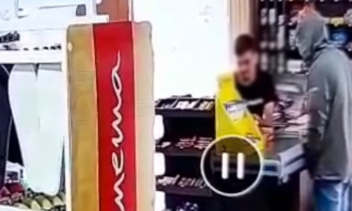 VÍDEO - Assaltante rouba dinheiro e maços de cigarro em mercado