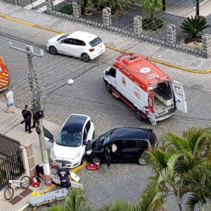 Colisão entre dois veículos é registrada em cruzamento em Nova Trento