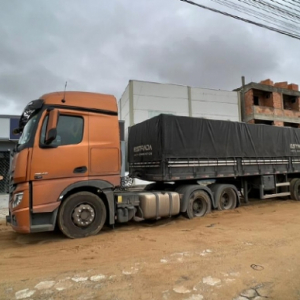 MAIS UMA: Carreta fica atolada na Avenida Coleira, em Tijucas