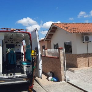 Homem sofre fratura após cair de escada em residência de Tijucas