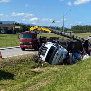 Caminhão tomba na marginal da BR-101 em Tijucas
