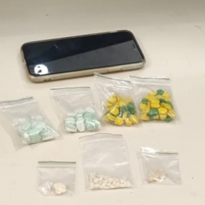 Mulher tenta entrar em estabelecimento com drogas e acaba presa