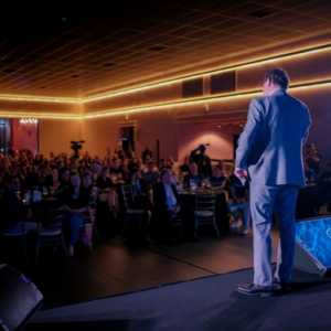 Augusto Cury palestra em apresentação de empreendimento na região 