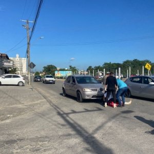 AGORA - Colisão entre carro e moto deixa uma pessoa ferida no centro de Tijucas
