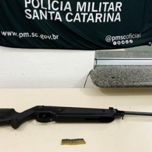 TIJUCAS - Espingarda sem registro é apreendida em veículo