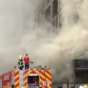 Incêndio em obra mobiliza equipes dos bombeiros em Itapema 