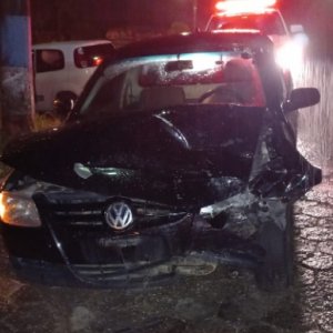 Carro corta preferencial de caminhonete e provoca acidente na SC-410