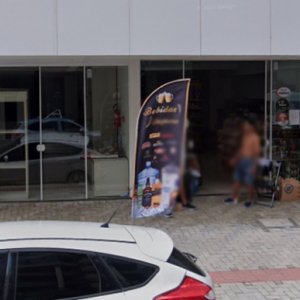 Após tentar furtar caixa de chocolates, homem é detido por populares