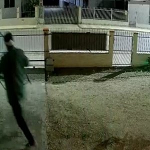 EM TIJUCAS - Dupla entra em residência e furta cadeiras na madrugada