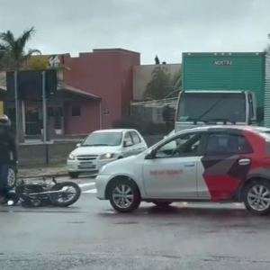 Colisão entre carro e moto é registrada no Centro de Tijucas