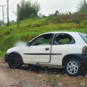 Com martelada na cabeça, homem tenta matar ex-esposa e destrói veículo
