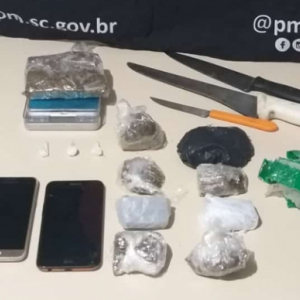 Traficantes e usuários são presos com porções de maconha e cocaína 