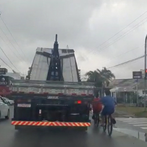 AGORA - Crianças pegam “carona” em caminhão no Centro de Tijucas