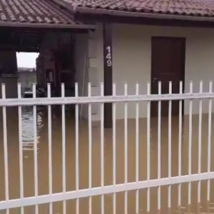 Em comunidade de Tijucas, águas já invadiram casas e tomaram ruas