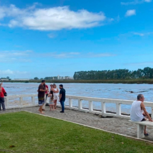 Assustados com a possível enchente, tijuquenses observam rio de perto