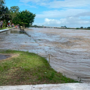 MOMENTO DE TENSÃO: Rio Tijucas começa a transbordar no centro da cidade