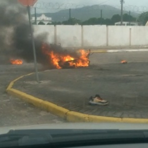 Após colisão frontal, moto pega fogo; condutor fica ferido