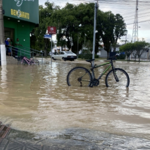 Comércio de Tijucas já sofre com alagamentos e avenida é bloqueada