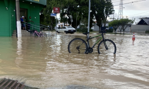 Comércio de Tijucas já sofre com alagamentos e avenida é bloqueada