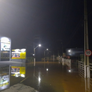 Avenida de Tijucas tem mais um ponto de bloqueio por alagamento