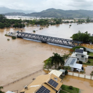 Tijucas amanhece em situação caótica após rio transbordar 