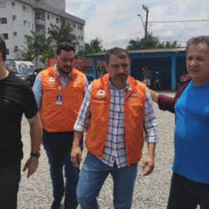 De helicóptero, governador chega a São João Batista para acompanhar estragos