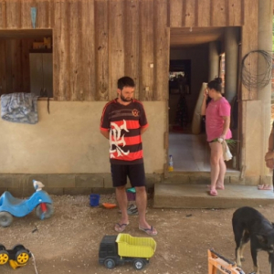 Força-tarefa da Polícia Militar convence família a deixar área de risco