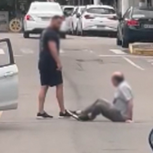 Caído no chão, idoso é agredido em meio ao trânsito de Itapema