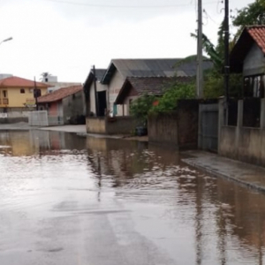 Após chuvas em Tijucas, ruas ficam alagadas e vias são bloqueadas