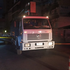 Caminhoneiro cai de carroceria ao tentar desprender fios do veículo