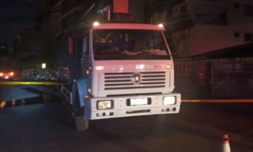 Caminhoneiro cai de carroceria ao tentar desprender fios do veículo