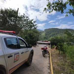 Após períodos de fortes chuvas ponte desaba nesta manhã