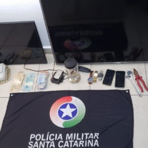 Criminosos invadem residência e furtam diversos pertences de família 