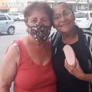 BOA AÇÃO - Senhora encontra caixinha com mil reais e devolve a proprietária