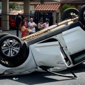 Colisão termina em capotamento e deixa motorista ferido
