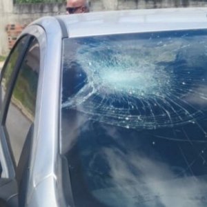 Duas pessoas ficam feridas em acidente na rótula da SC-410